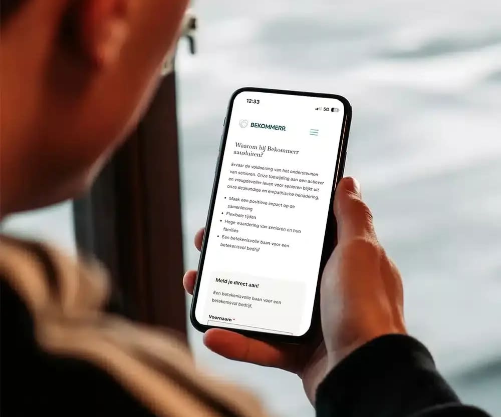 Iemand bekijkt de Bekommerr-website op een telefoon